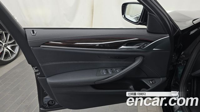 BMW 5-Series 520i Luxury