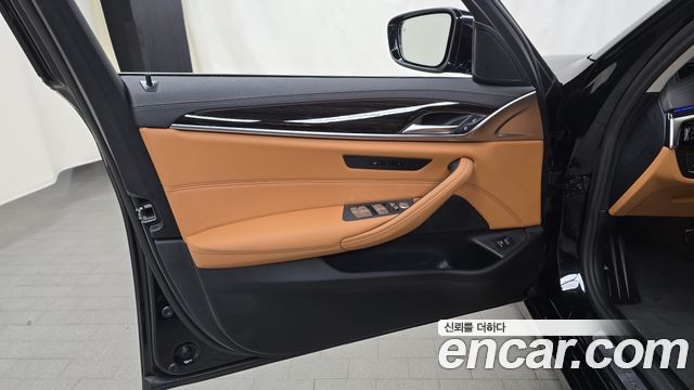 BMW 5-Series 520i Luxury