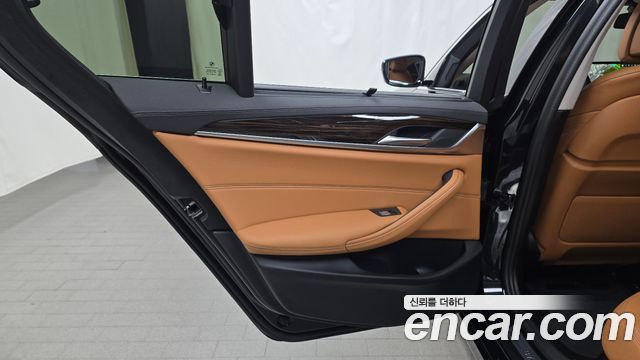 BMW 5-Series 520i Luxury