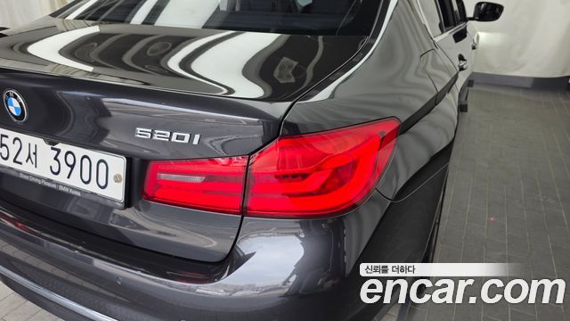 BMW 5-Series 520i Luxury