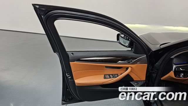 BMW 5-Series 520i Luxury