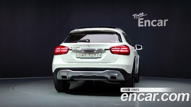 Mercedes-Benz GLA-Class GLA220 Premium