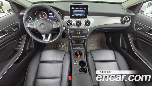 Mercedes-Benz GLA-Class GLA220 Premium