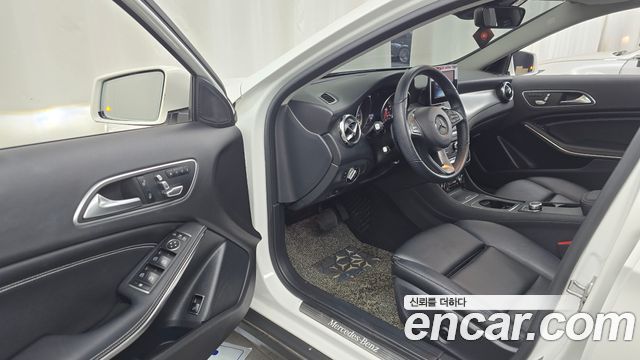 Mercedes-Benz GLA-Class GLA220 Premium