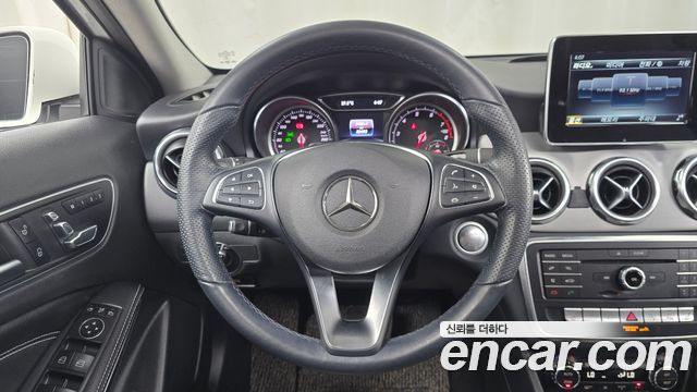Mercedes-Benz GLA-Class GLA220 Premium