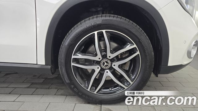 Mercedes-Benz GLA-Class GLA220 Premium