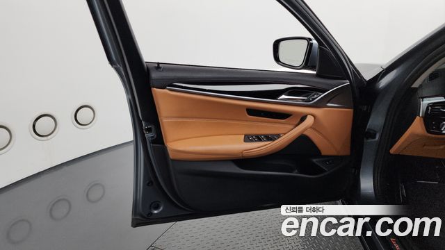 BMW 5-Series 520i Luxury