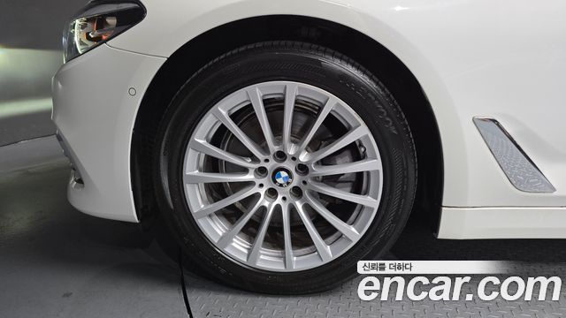BMW 5-Series 520i Luxury