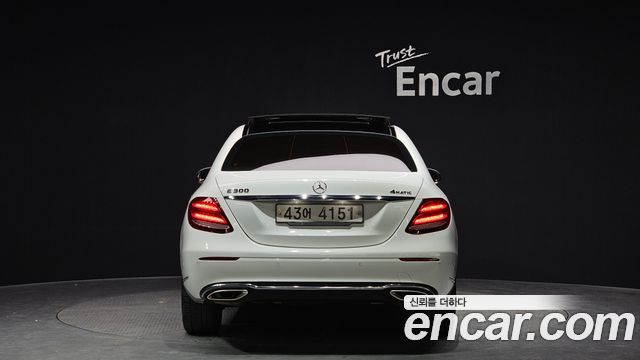 Mercedes-Benz E-Class E300 4MATIC Exclusive