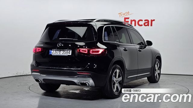 Mercedes-Benz GLB-Class GLB220