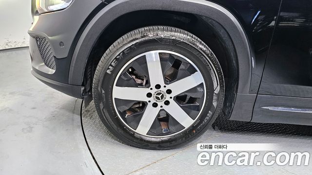 Mercedes-Benz GLB-Class GLB220