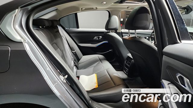 BMW 3-Series 320i