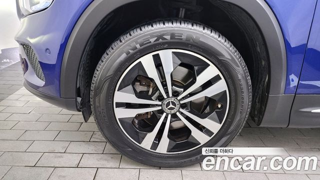 Mercedes-Benz GLB-Class GLB220