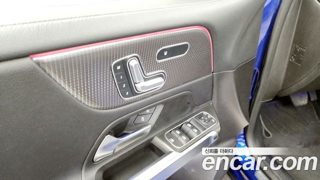 Mercedes-Benz GLB-Class GLB220