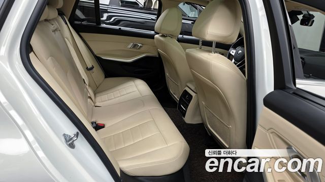 BMW 3-Series 320i Touring Luxury