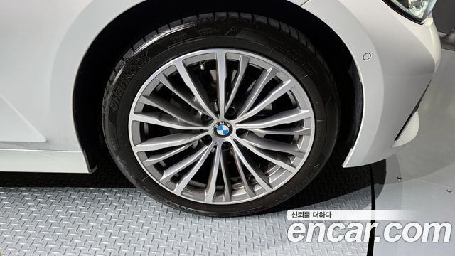 BMW 3-Series 320i Luxury