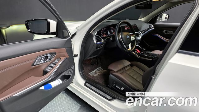 BMW 3-Series 320i Luxury