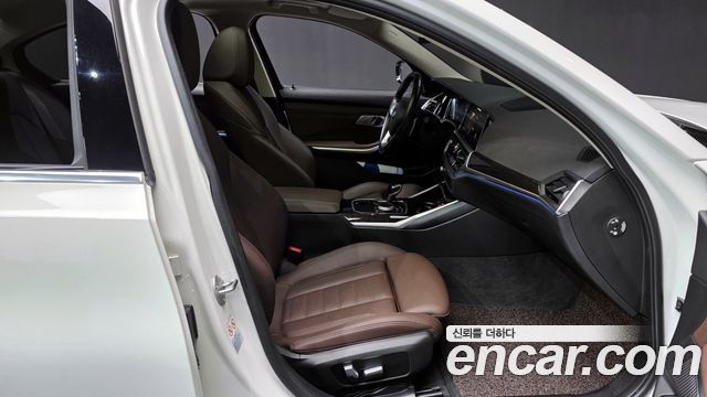 BMW 3-Series 320i Luxury