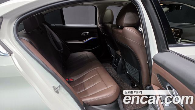 BMW 3-Series 320i Luxury
