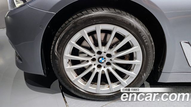 BMW 5-Series 520i Luxury