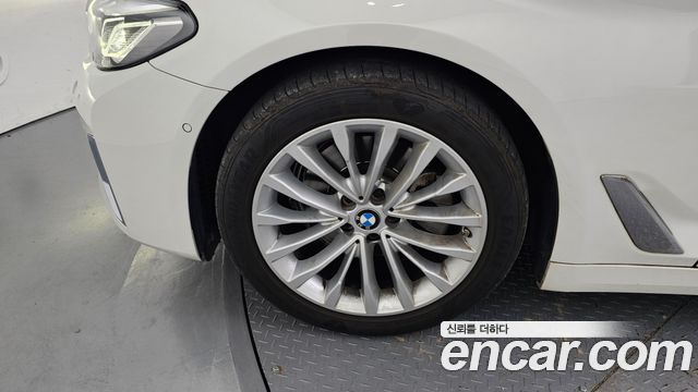 BMW 5-Series 520i Luxury