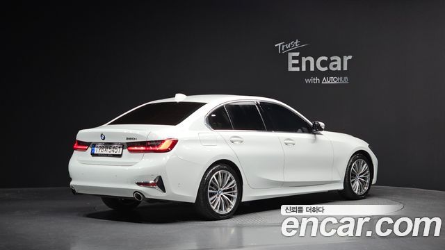 BMW 3-Series 320i Luxury