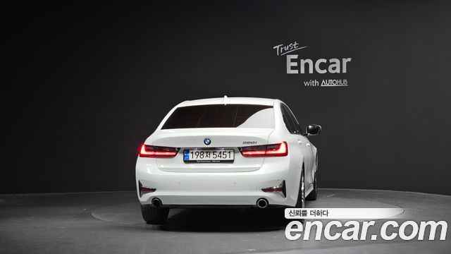 BMW 3-Series 320i Luxury