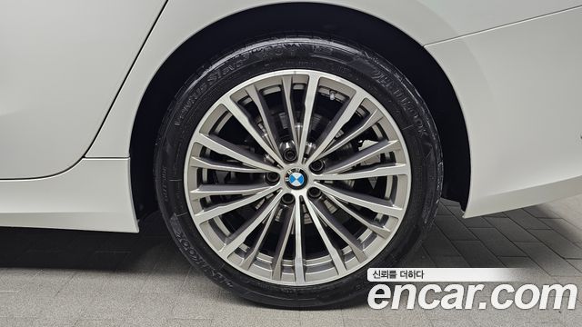 BMW 3-Series 320i Luxury