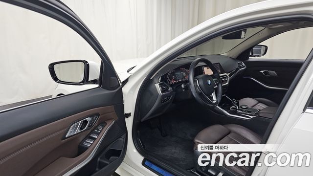 BMW 3-Series 320i Luxury