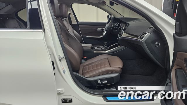 BMW 3-Series 320i Luxury