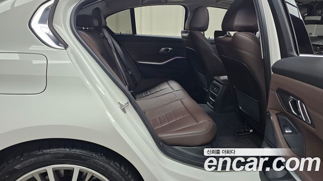 BMW 3-Series 320i Luxury