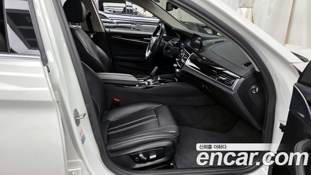 BMW 5-Series 520i Luxury