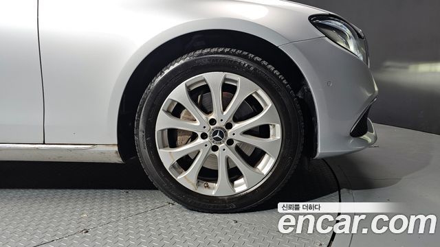 Mercedes-Benz E-Class E300 4MATIC Exclusive