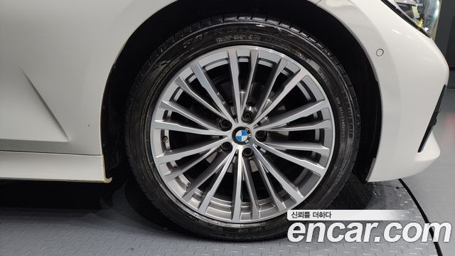 BMW 3-Series 320i Luxury