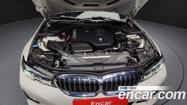 BMW 3-Series 320i Luxury