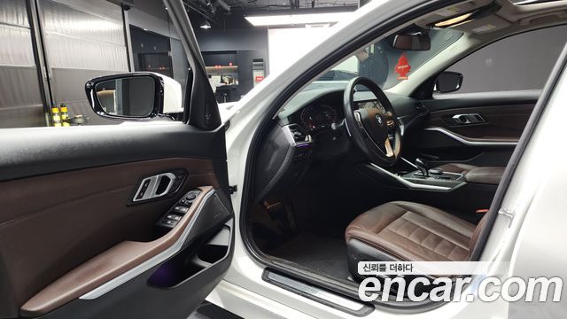 BMW 3-Series 320i Luxury