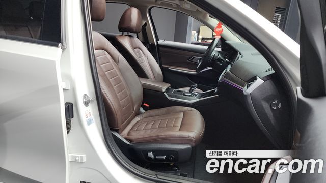 BMW 3-Series 320i Luxury