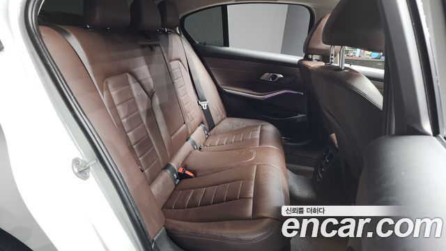 BMW 3-Series 320i Luxury