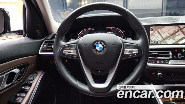 BMW 3-Series 320i Luxury
