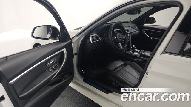 BMW 3-Series 320i M Sport Shadow