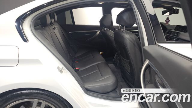 BMW 3-Series 320i M Sport Shadow