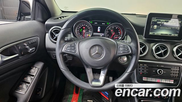 Mercedes-Benz GLA-Class GLA220