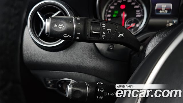 Mercedes-Benz GLA-Class GLA220 Premium