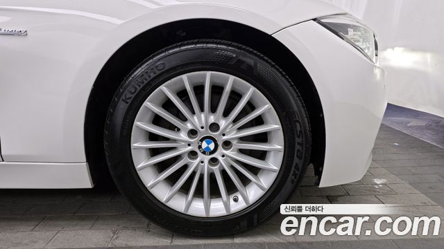 BMW 3-Series 320i Luxury