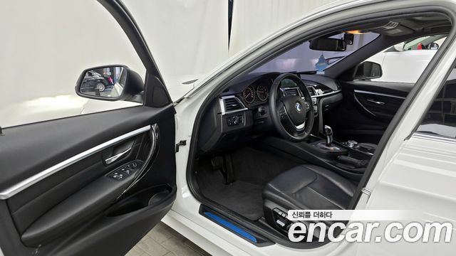 BMW 3-Series 320i Luxury
