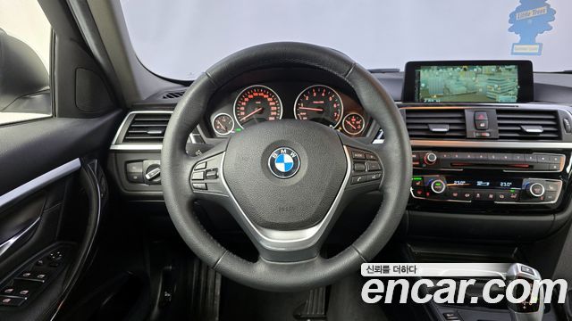 BMW 3-Series 320i Luxury