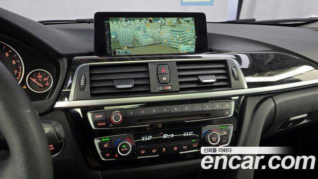 BMW 3-Series 320i Luxury