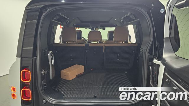 Land Rover Defender 110 P300 X-Dynamic SE