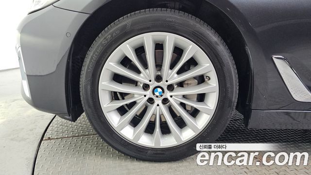 BMW 5-Series 530i xDrive Luxury