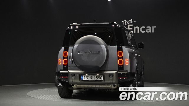 Land Rover Defender 110 P300 X-Dynamic SE